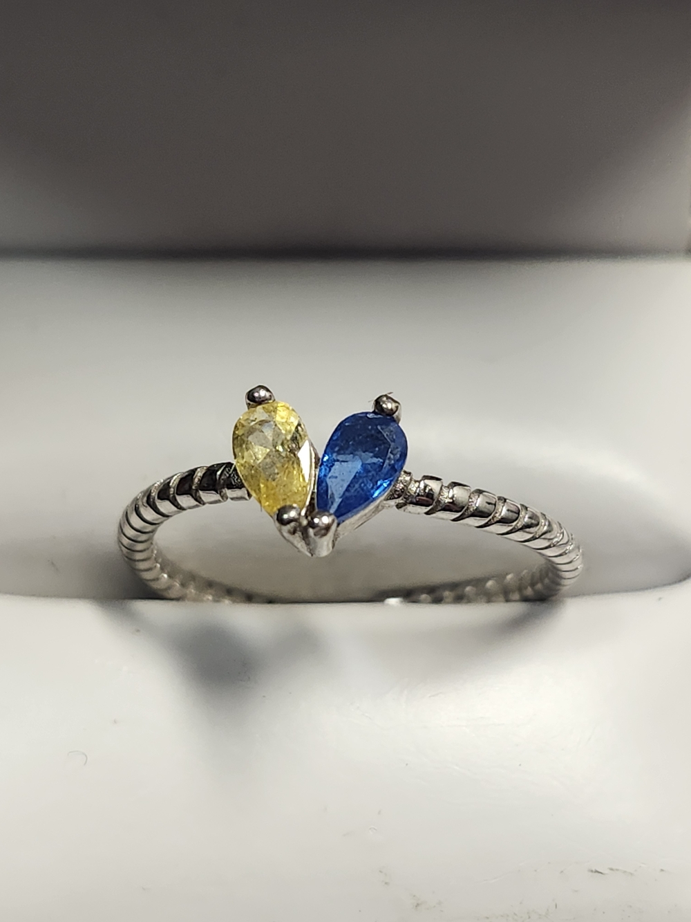 Sterling Silver Ring with Yellow and Blue Teardrop Glass Stones Size 6.5